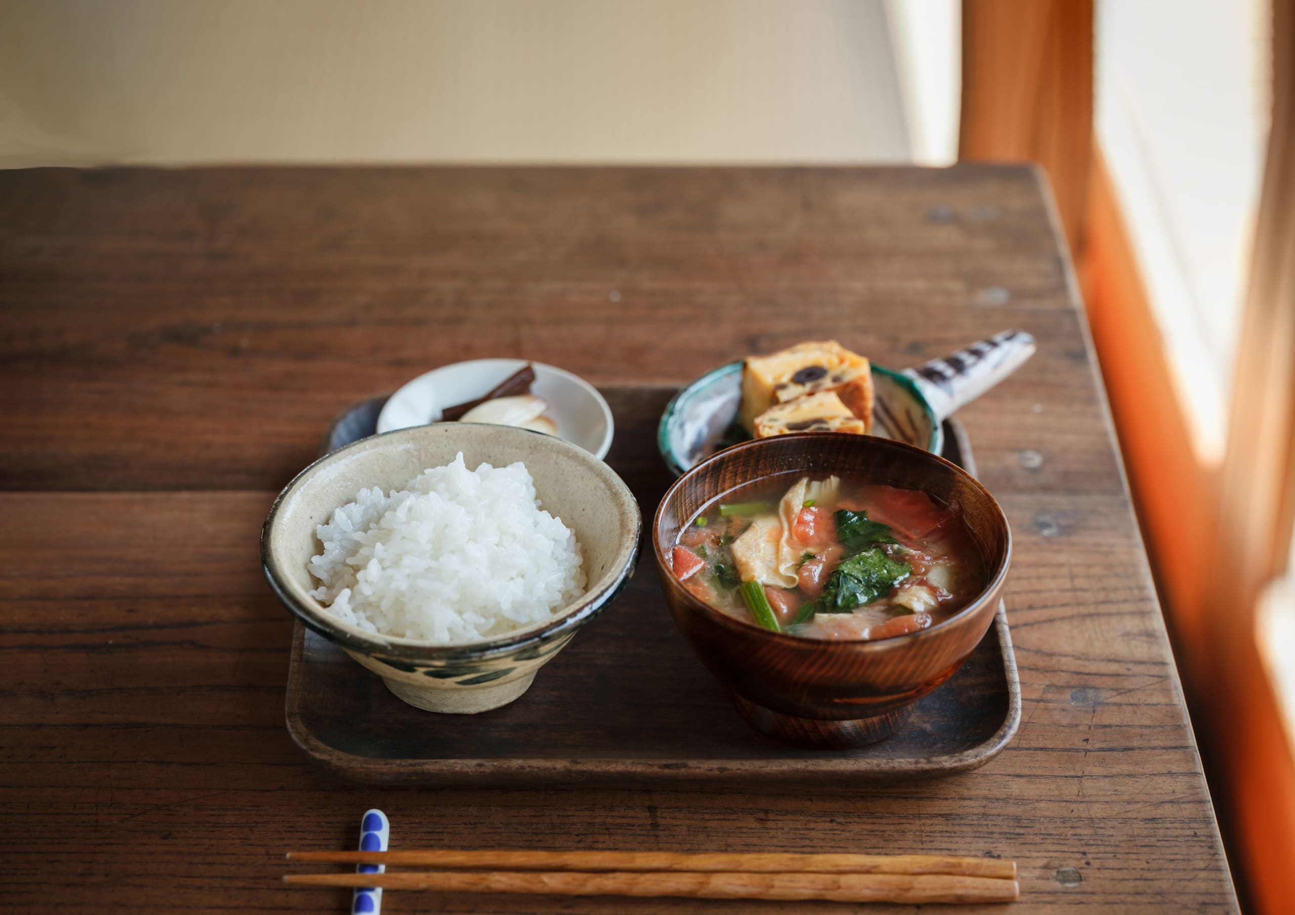 ごはんとおみそ汁、おかずがのったお盆