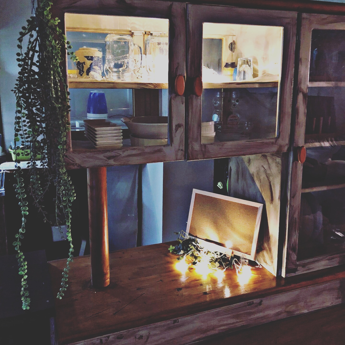 kamijou さんの 暖かい光と暗がりの雰囲気さえも味に組み込むキッチン