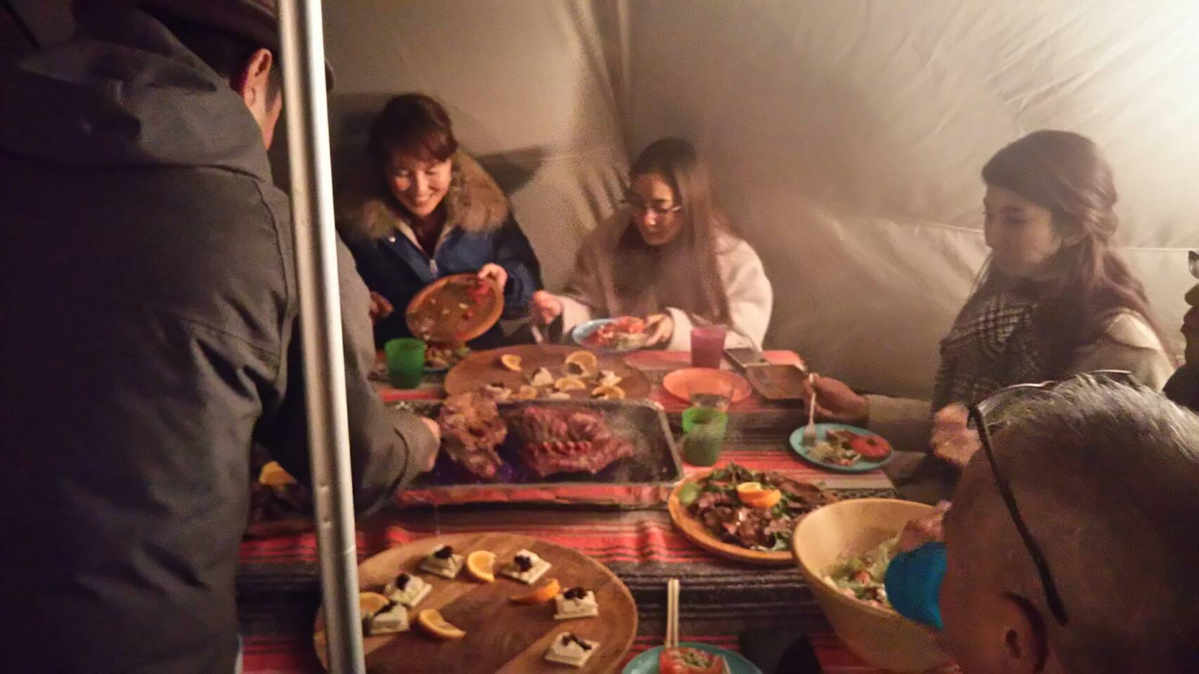 バロンズキッチン さんの グランピング ラグジュアリー テーブル