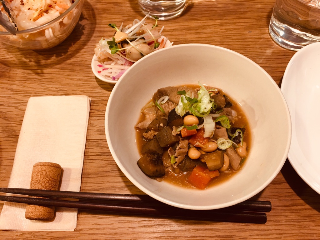 Yuka  さんの 〈オリジナルメニュー〉  お料理上手なパワフルオーナー、ゆかさんに元気をもらえる！『キタナラだれでも食堂』の食卓