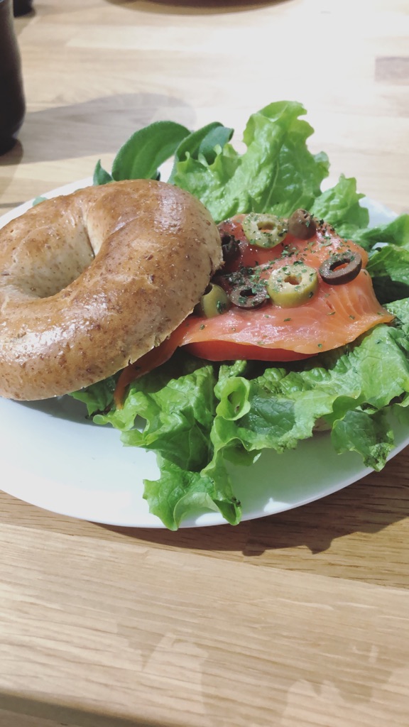 Saori さんの ２種類から選べる🥯ニューヨーク直輸入のアメリカンベーグルランチ⭐️ナッツサラダ付き🥗食後はコーヒーで☕️