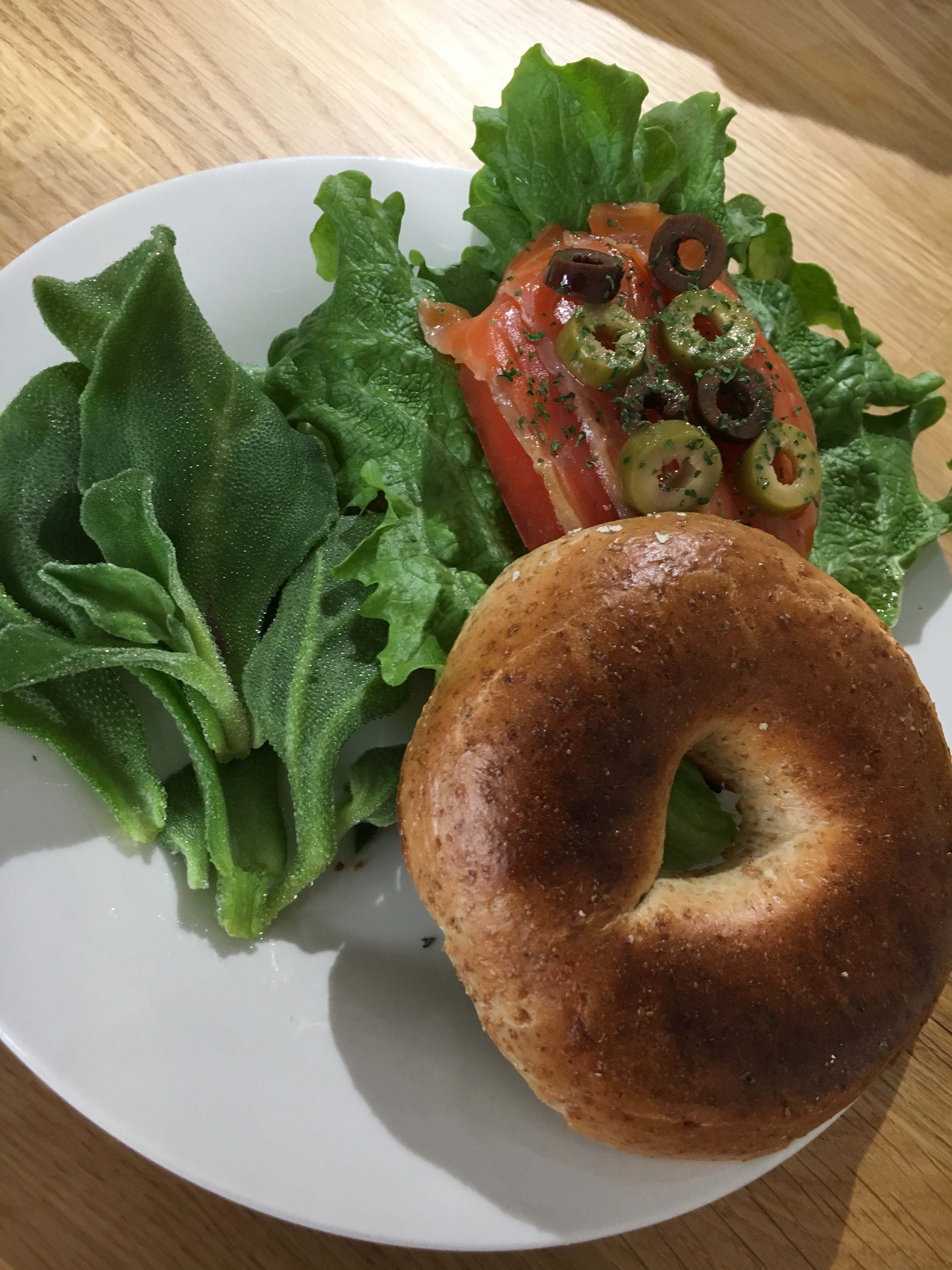 Saori さんの ２種類から選べる🥯ニューヨーク直輸入のアメリカンベーグルランチ⭐️ナッツサラダ付き🥗食後はコーヒーで☕️