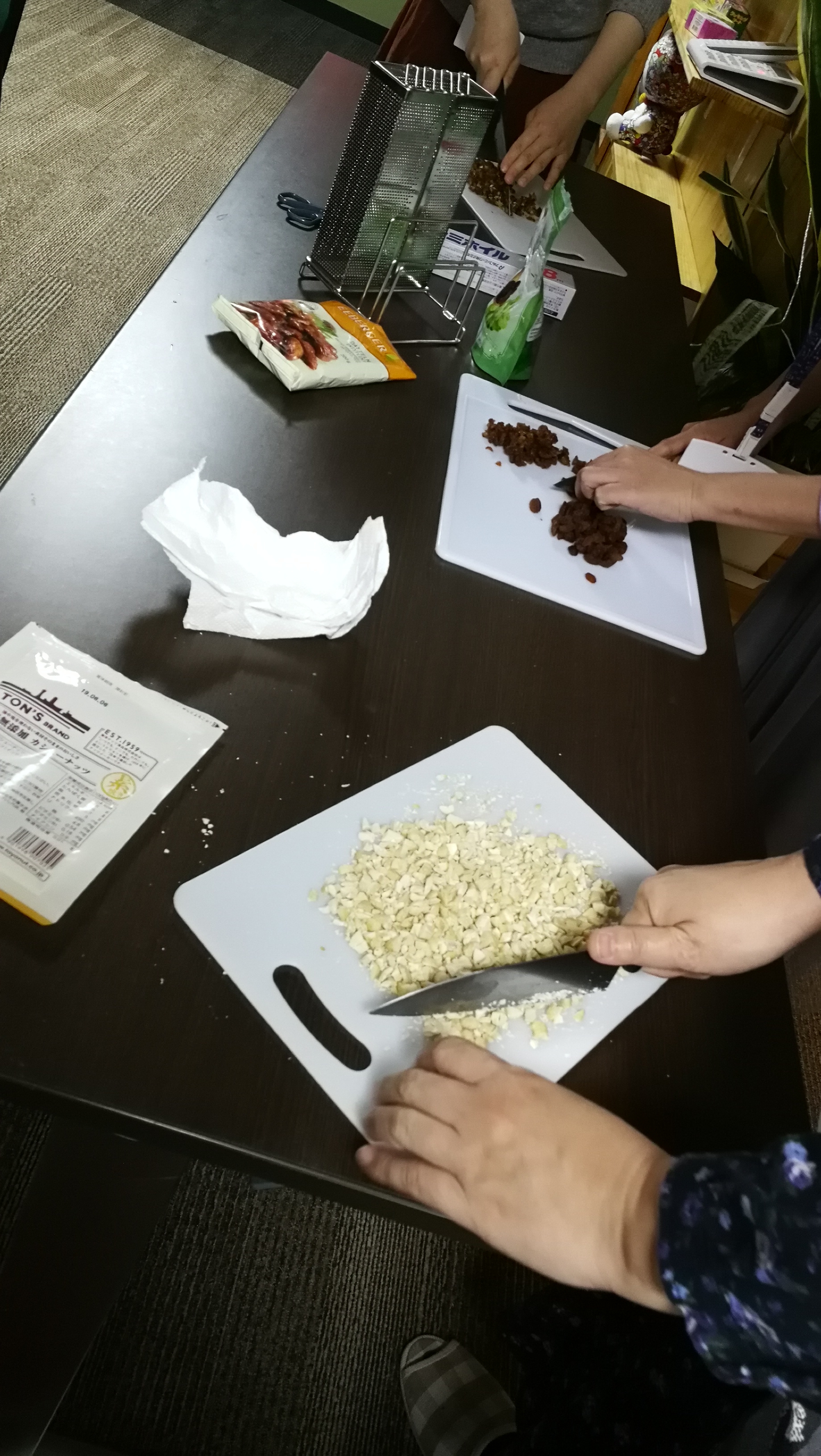 fumi さんの 皮から作る水餃子、ワイワイガヤガヤ作って食べて大満腹！