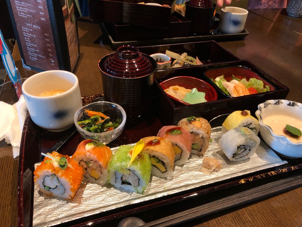 SHARI THE TOKYO SUSHI BAR(シャリ ザ トーキョー スシバー) さんの 彩りロール寿司8貫✨「SHARI THE TOKYO SUSHI BAR」でSHARI御膳を楽しもう (¥1,000 ~ ¥1,999)