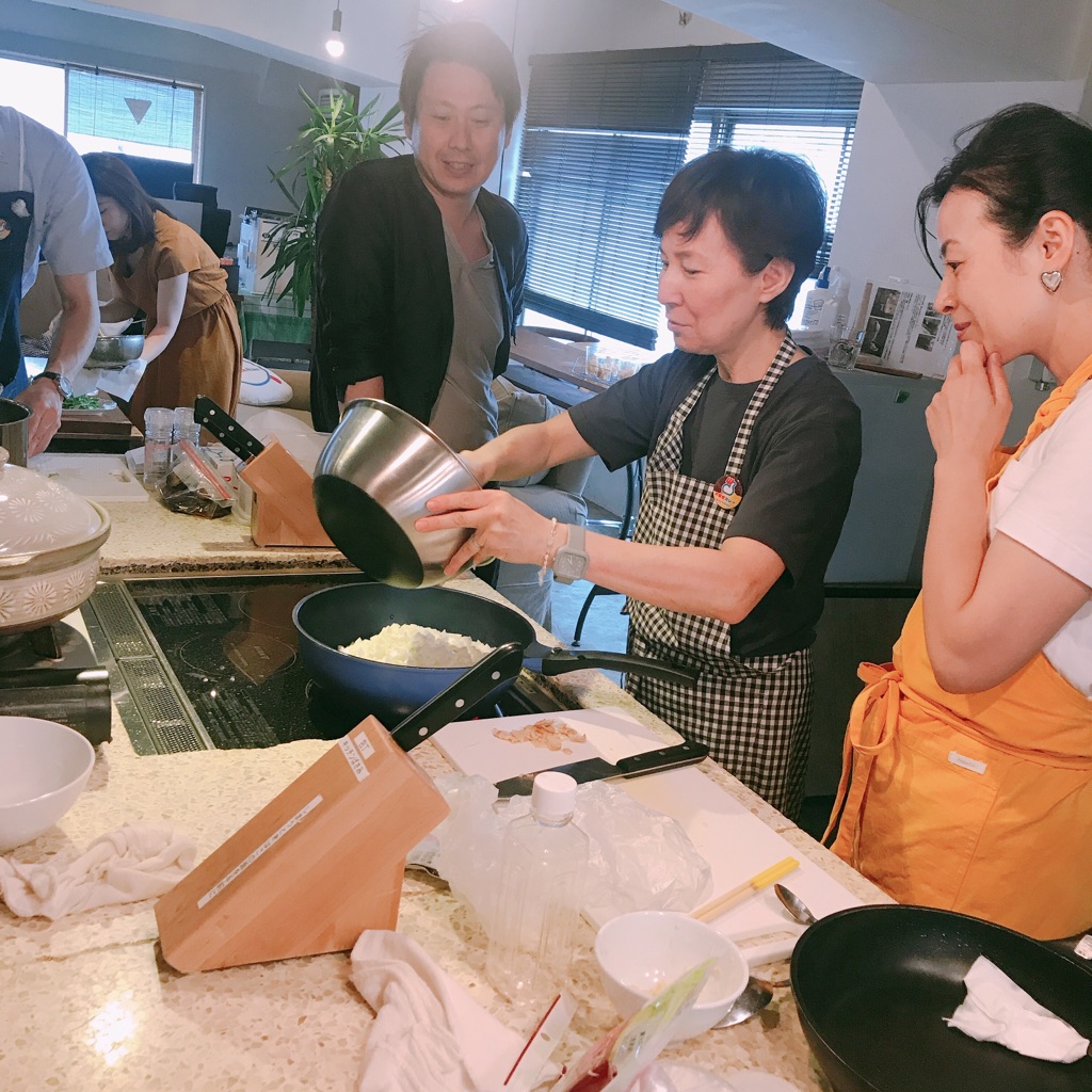 yukari さんの 【イギリス×発酵×カレー❣️ホールスパイスで作る！カルダモン香るイギリスの白いカレー＆美味しいイギリスを食べよう♡】大好き❤️カレーPop-Upデイ。とにかくカレー料理が大好きなCOOKとHIKERが集結😋 楽しいとおいしいはみんなで作る‼️朝から晩までいろんなPop-Upが連続で、まるごと1日みんなで楽しいPop-Upデイ✨@上野キッチハイクキッチン