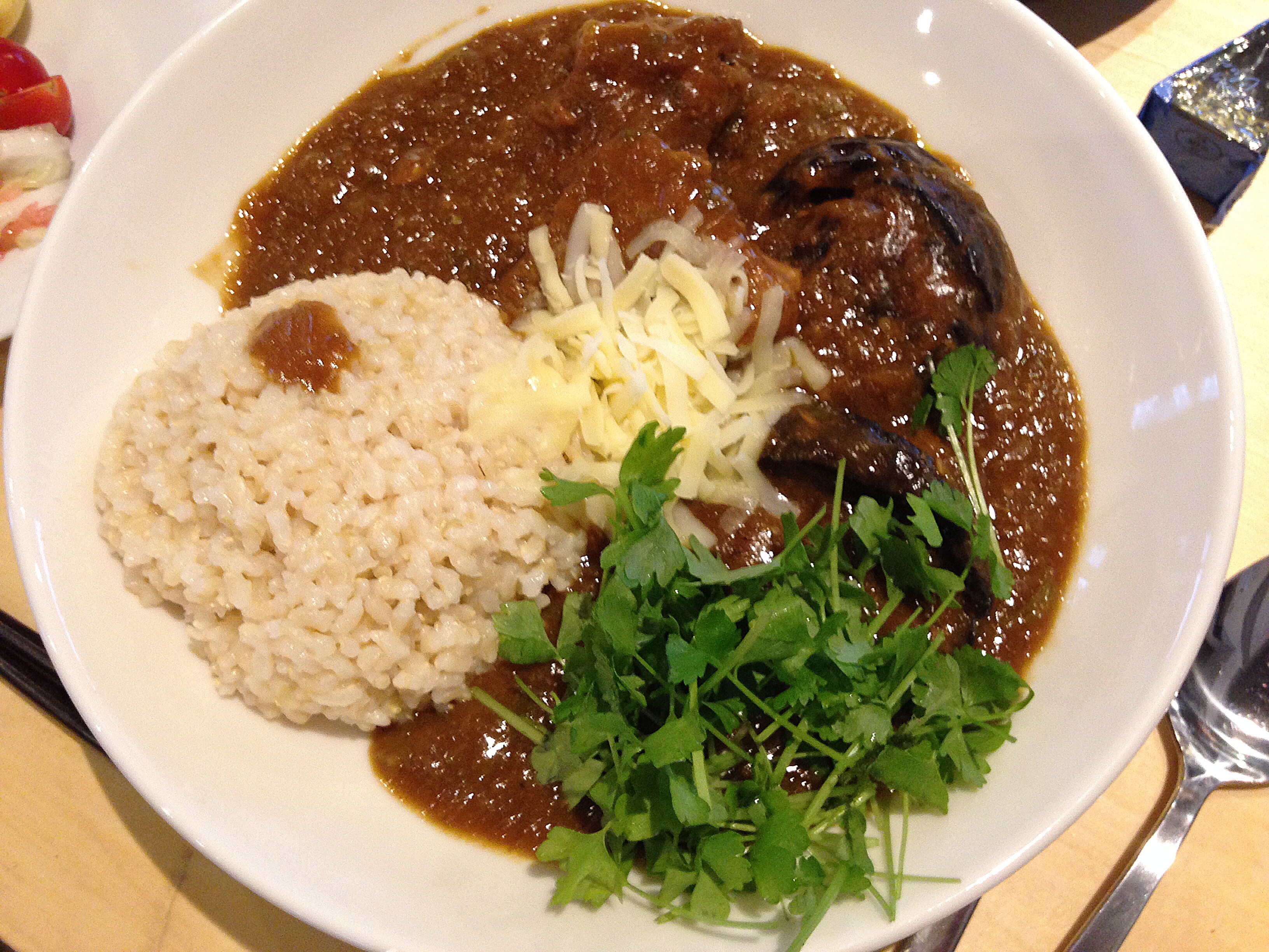 Toshiyuki さんの 【デンマーク×カレー!？ナスのとろとろカレーとデンマークの香りがする副菜作り】 大好き❤️カレーPop-Upデイ。とにかくカレー料理が大好きなCOOKとHIKERが集結😋 楽しいとおいしいはみんなで作る‼️朝から晩までいろんなPop-Upが連続で、まるごと1日みんなで楽しめるPop-Upデイ✨@上野キッチハイクキッチン