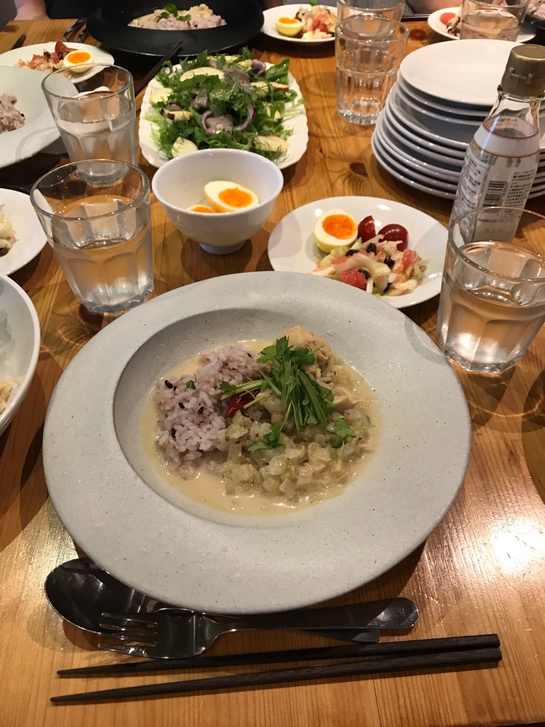 yukari さんの 【イギリス×発酵×カレー❣️ホールスパイスで作る！カルダモン香るイギリスの白いカレー＆美味しいイギリスを食べよう♡】大好き❤️カレーPop-Upデイ。とにかくカレー料理が大好きなCOOKとHIKERが集結😋 楽しいとおいしいはみんなで作る‼️朝から晩までいろんなPop-Upが連続で、まるごと1日みんなで楽しいPop-Upデイ✨@上野キッチハイクキッチン