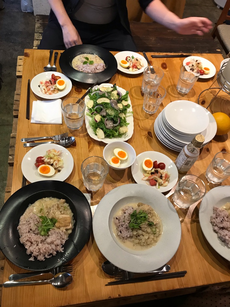 yukari さんの 【イギリス×発酵×カレー❣️ホールスパイスで作る！カルダモン香るイギリスの白いカレー＆美味しいイギリスを食べよう♡】大好き❤️カレーPop-Upデイ。とにかくカレー料理が大好きなCOOKとHIKERが集結😋 楽しいとおいしいはみんなで作る‼️朝から晩までいろんなPop-Upが連続で、まるごと1日みんなで楽しいPop-Upデイ✨@上野キッチハイクキッチン