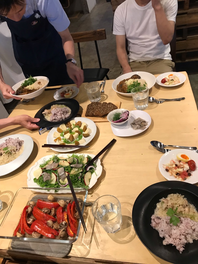 yukari さんの 【イギリス×発酵×カレー❣️ホールスパイスで作る！カルダモン香るイギリスの白いカレー＆美味しいイギリスを食べよう♡】大好き❤️カレーPop-Upデイ。とにかくカレー料理が大好きなCOOKとHIKERが集結😋 楽しいとおいしいはみんなで作る‼️朝から晩までいろんなPop-Upが連続で、まるごと1日みんなで楽しいPop-Upデイ✨@上野キッチハイクキッチン