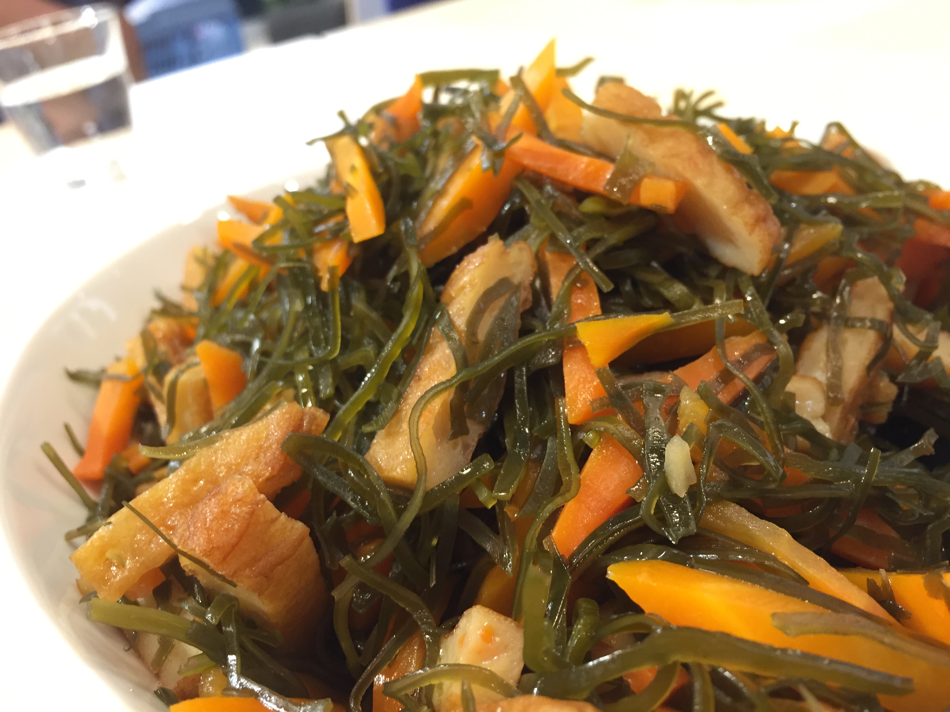 ヨシケイ さんの 〈すけそうだらの柚子味噌漬焼き〉DIYアイテムがいっぱい！アットホームな『両国ガレージ』の食卓