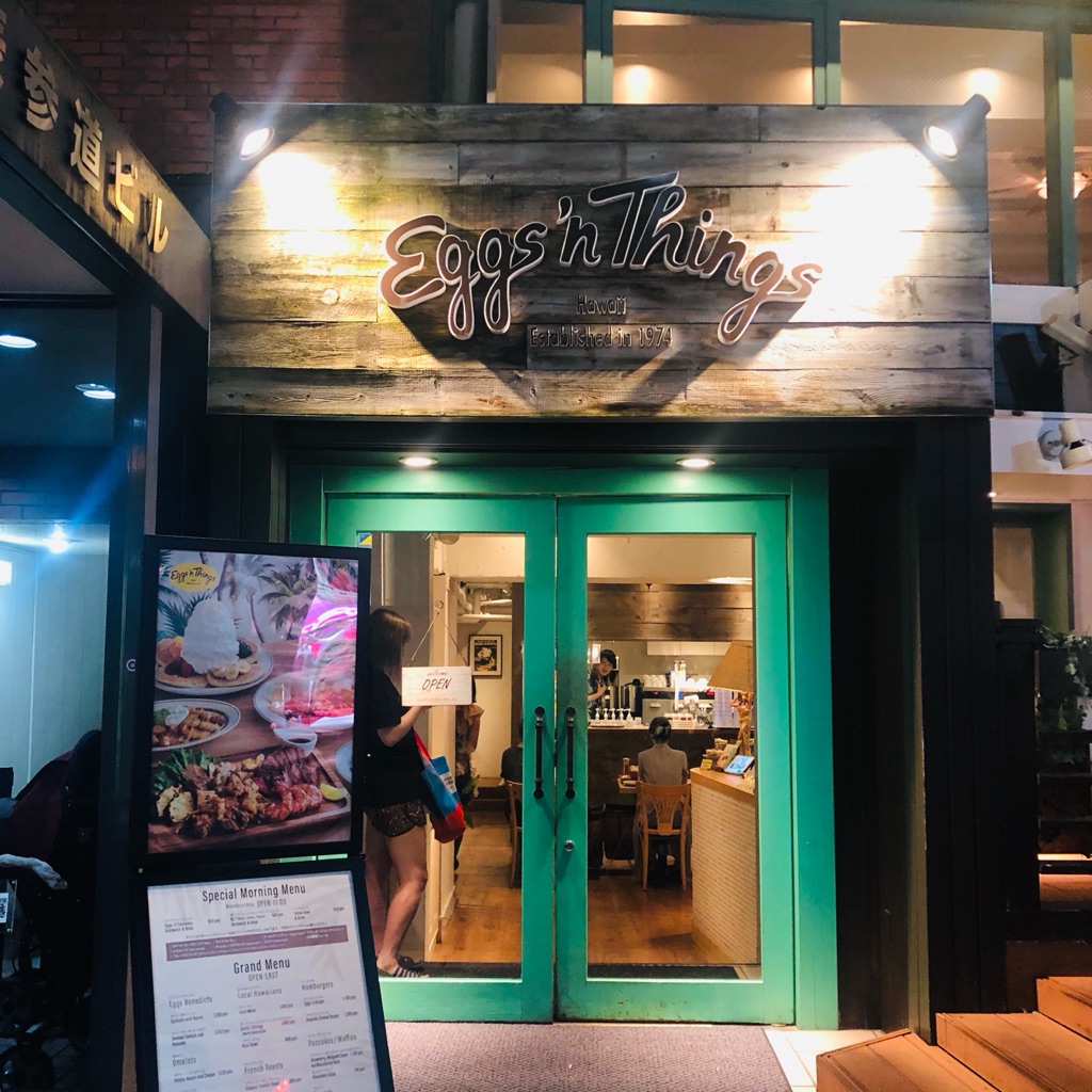 Eggs 'n Things さんの 【キッチハイク限定メニュー】ハワイ生まれのEggs 'n Thingsで、限定パンケーキとハワイアンフードを心行くまで堪能しよう！＜原宿店＞