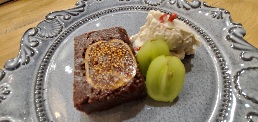 エヴィス スイーツ クラブ バイ ミー さんの 初めてのロースイーツ全３回シリーズ　Vol.1「無花果（いちじく）のブラウニー」