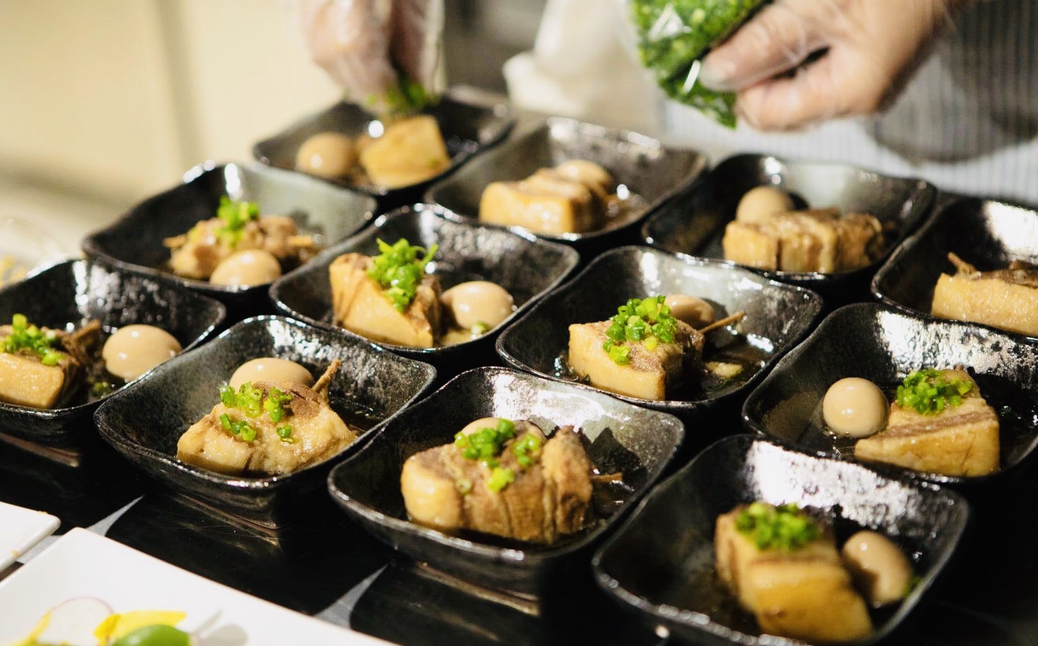 鹿児島県指宿市 さんの 《鹿児島県・指宿市》優しさ&強さ？二種類の鰹節を削って、食べ比べ体験！五感を通じて地域を学ぶ、地酒つきのごはん会