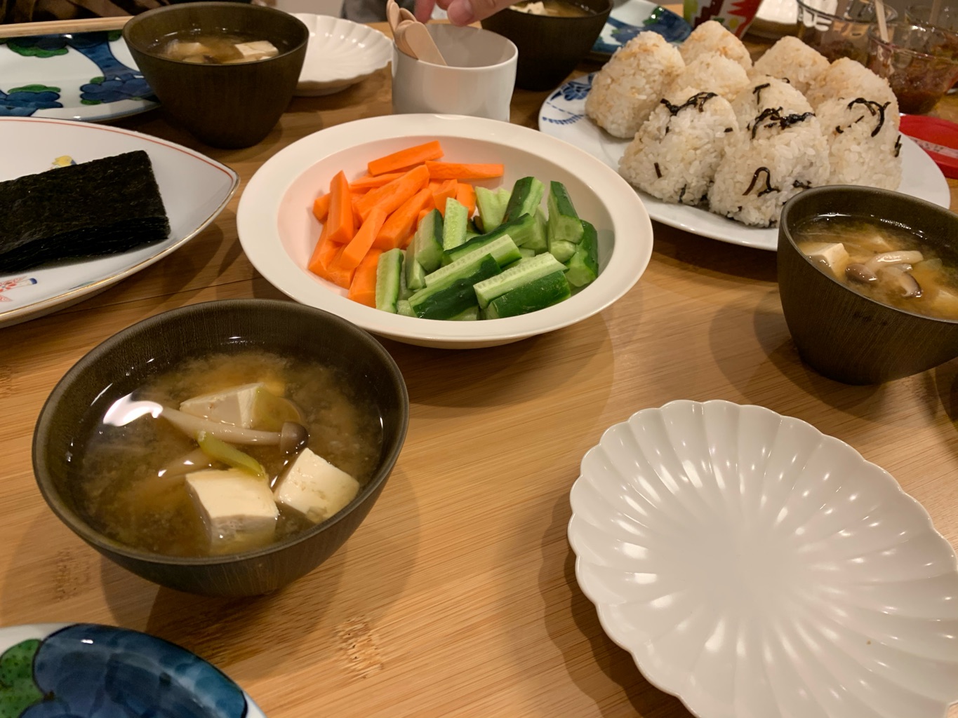 Mari さんの 【キッチン交差点のみん食のつづき(仮)】ごはんとお味噌汁、とおかず。