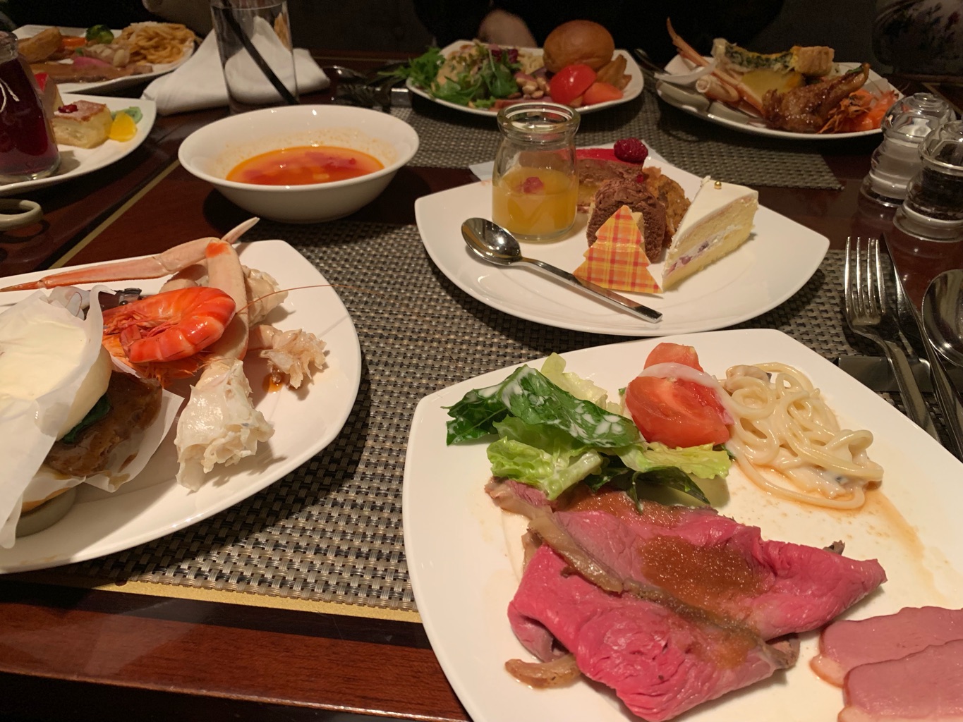 ロビーラウンジ 「マーブルラウンジ」 ヒルトン東京 さんの 「マーブルラウンジ ヒルトン東京」でクリスマス気分を味わおう (¥5,000 ~ ¥5,999)