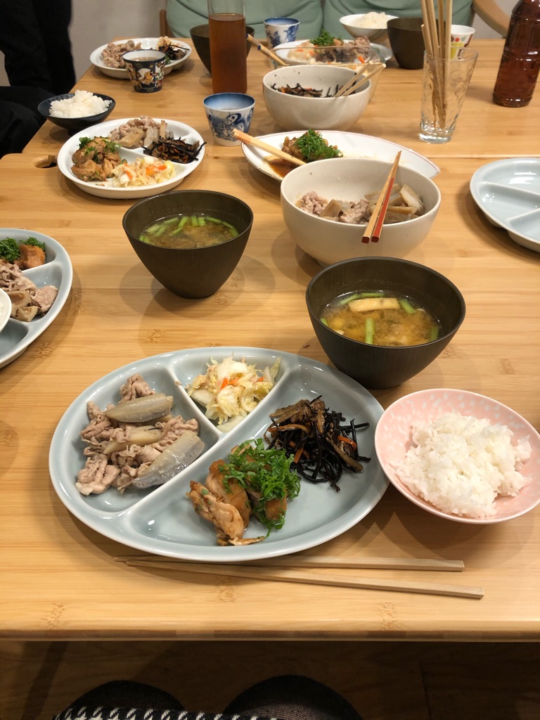 Mari さんの 【キッチン交差点のみん食のつづき(仮)】ごはんとお味噌汁、とおかず。