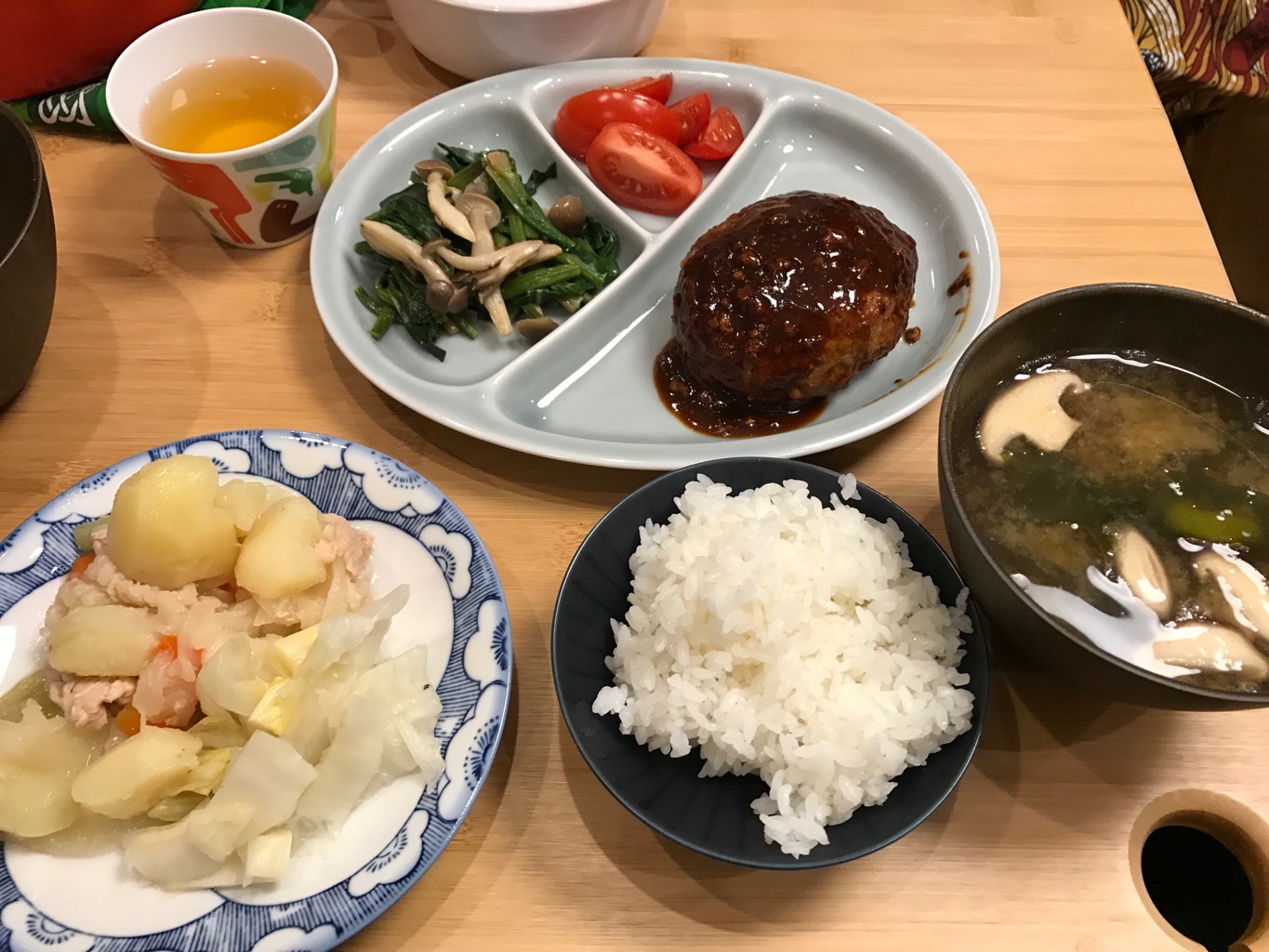 Mari さんの 【キッチン交差点のみん食のつづき(仮)】ごはんとお味噌汁、とおかず。