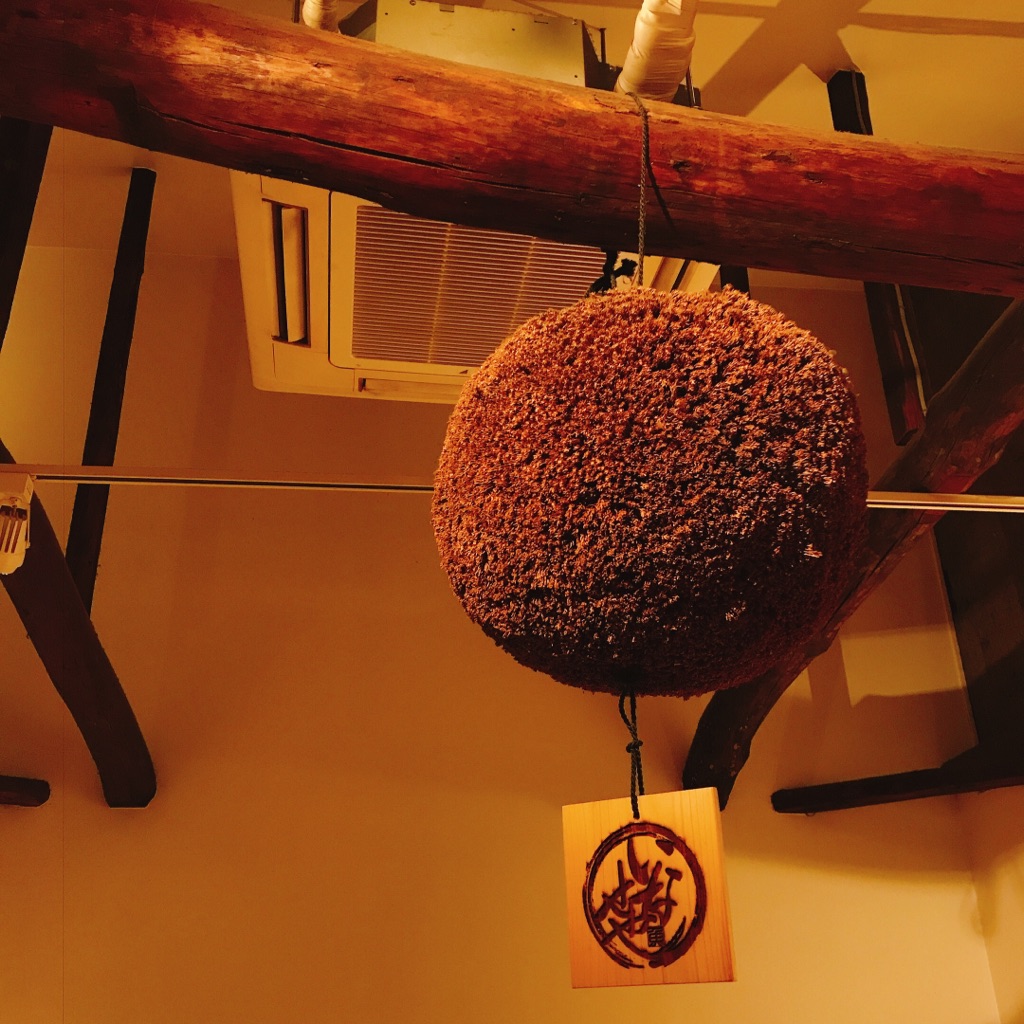 いなせや ハナレ さんの 【30代限定】数十種類の日本酒が並ぶ店内で、旬の鮮魚を使ったおばんざいや炉端焼きを楽しもう。