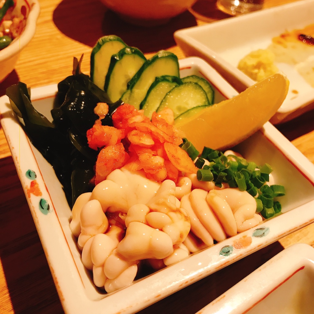 いなせや ハナレ さんの 【30代限定】数十種類の日本酒が並ぶ店内で、旬の鮮魚を使ったおばんざいや炉端焼きを楽しもう。