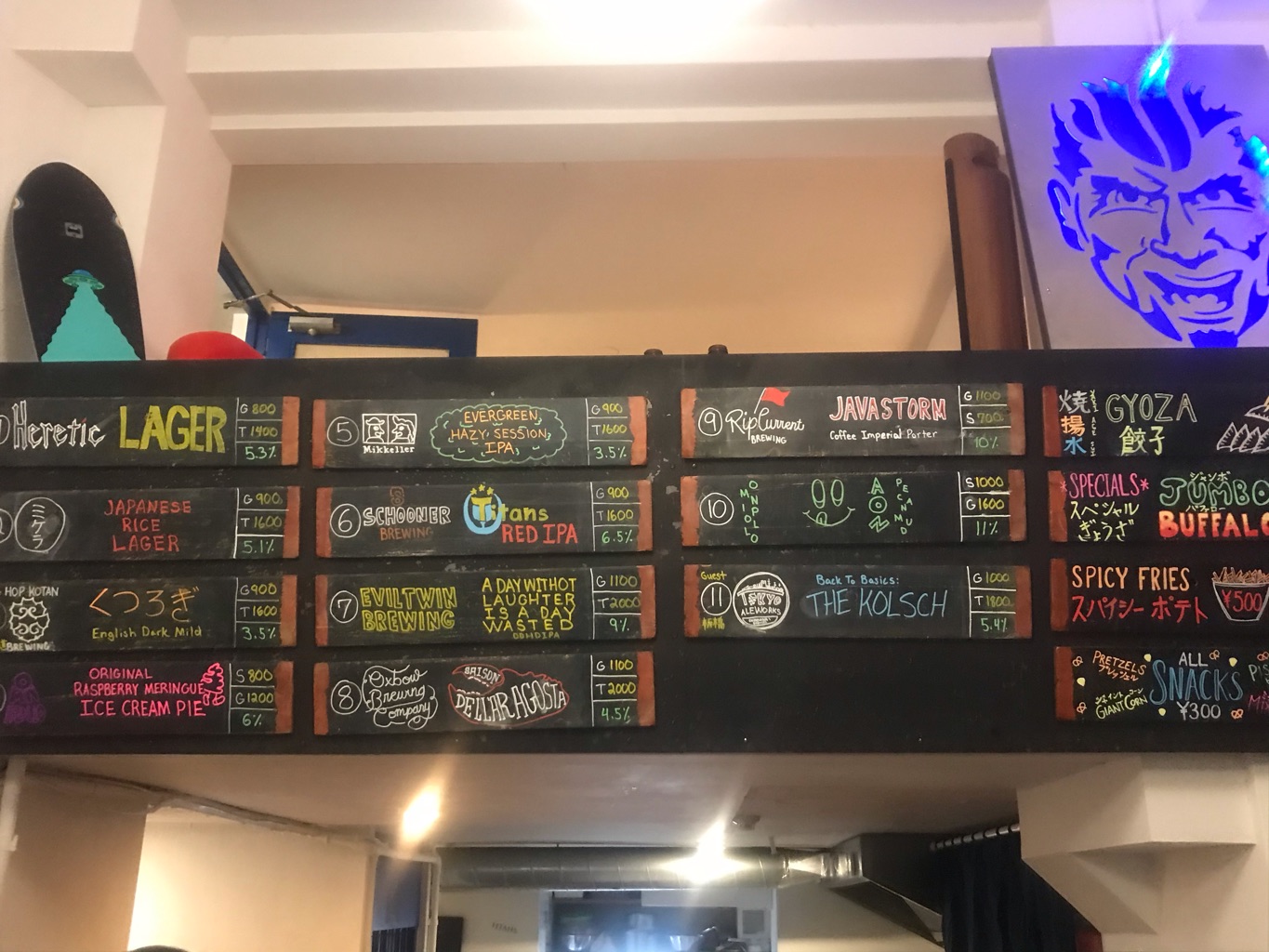 Titans Craft Beer Taproom(タイタンズ クラフトビアタップルーム) さんの 【大塚】おつまみの持ち込みOK! 数百種類の世界のクラフトビールを楽しめる「ちょい飲みスタンド」@Titans Craft Beer Taproom