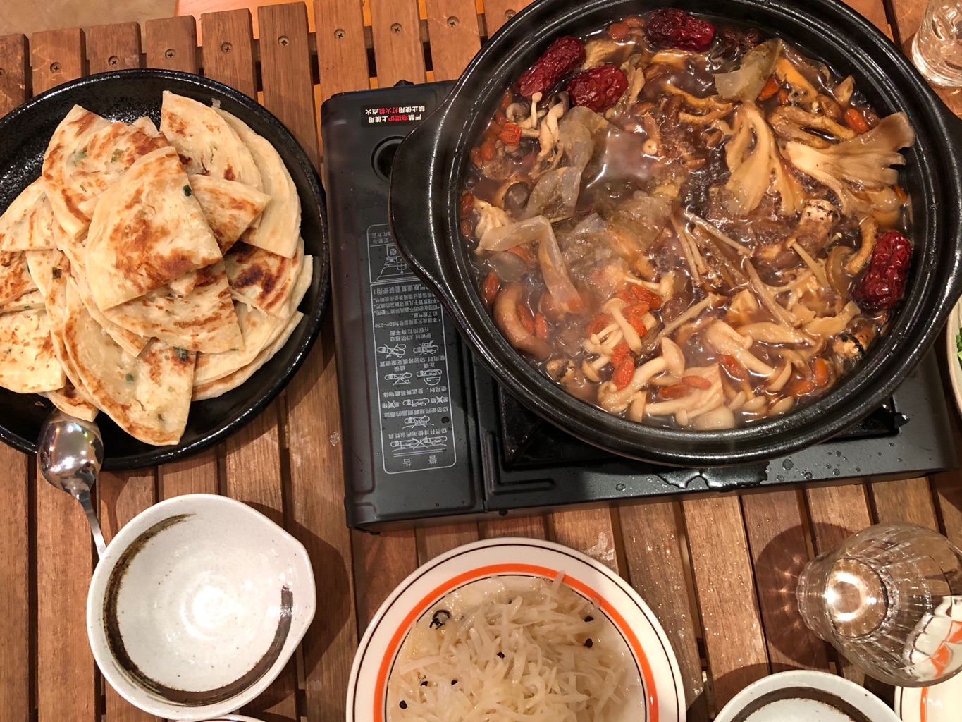 Yuki さんの 薬膳きのこ鍋と中国茶（と白酒）でほっこり宴@初台キャメルクラッチ