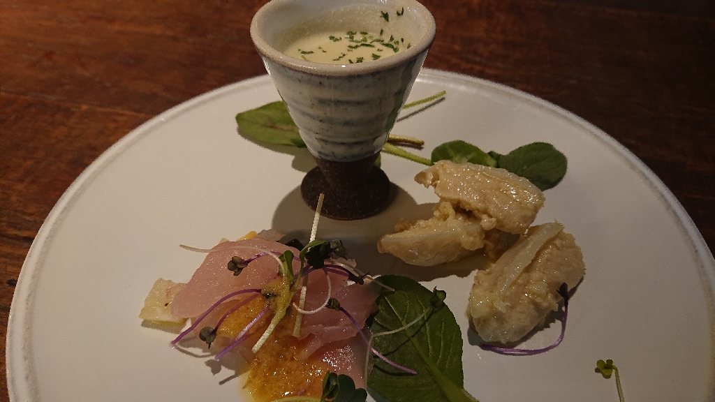 muromachi cafe HACHI(ムロマチカフェハチ) さんの 吹き抜けのテラスに開放感抜群の店内で癒され時間を過ごそう