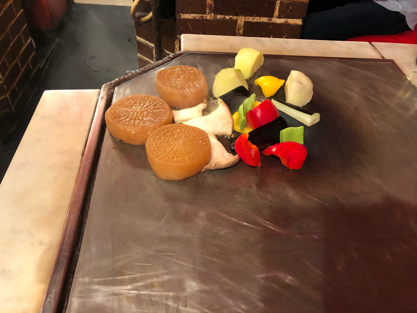 チャイム さんの 【鉄板ステーキ】店主が目の前でステーキを焼いてくれる！創業46年のレトロなステーキハウスで楽しもう