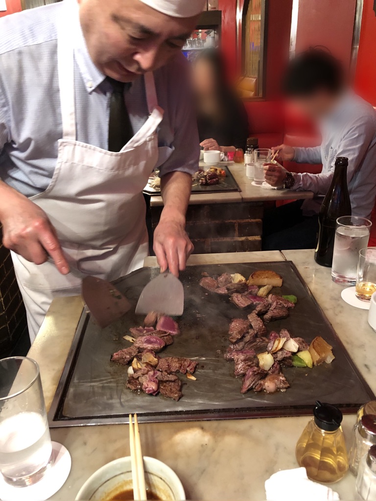 チャイム さんの 【鉄板ステーキ】店主が目の前でステーキを焼いてくれる！創業46年のレトロなステーキハウスで楽しもう