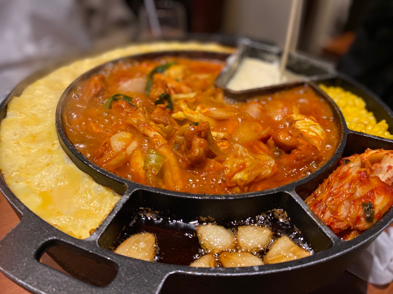 山本牛臓 麻布十番店 さんの 【🎉新店】チーズタッカルビ日本発祥の店で、ジューシーなお肉と、とろとろチーズのハーモニーを楽しもう