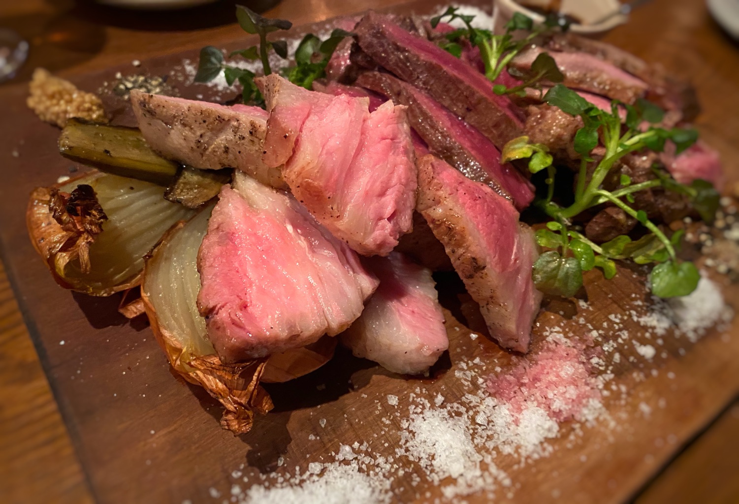 表参道バル エル ヴエロ さんの 牛肉からダチョウ肉まで？！炭火で焼き上げた厳選肉を食べ比べしてみよう 