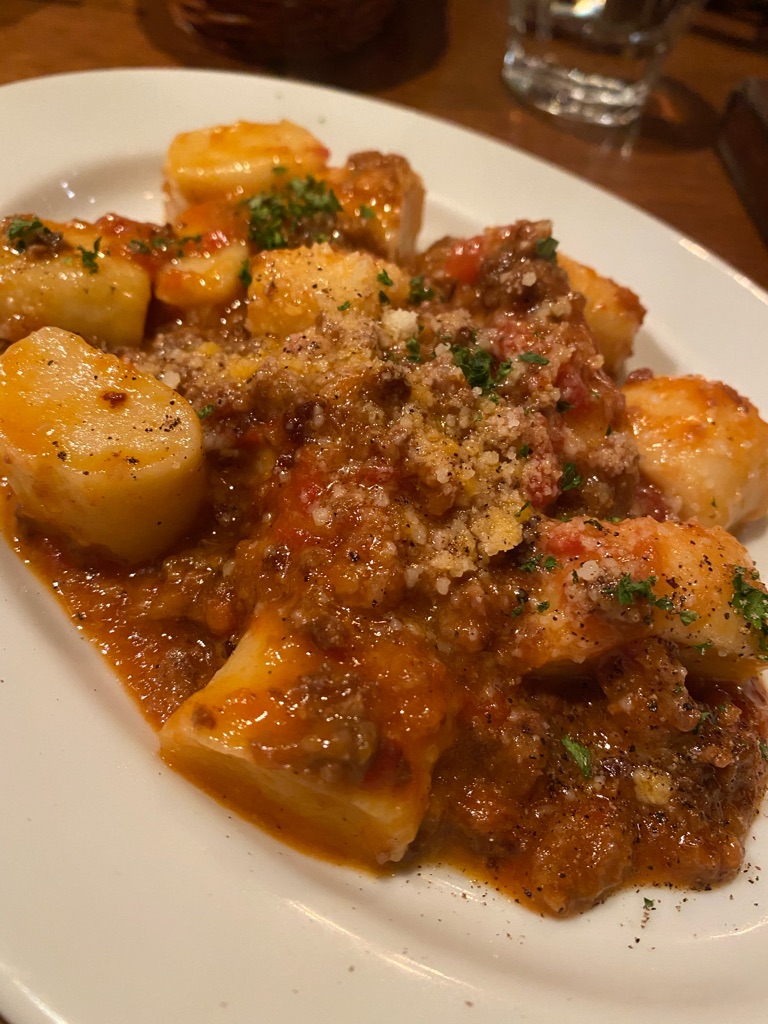 表参道バル エル ヴエロ さんの 牛肉からダチョウ肉まで？！炭火で焼き上げた厳選肉を食べ比べしてみよう 