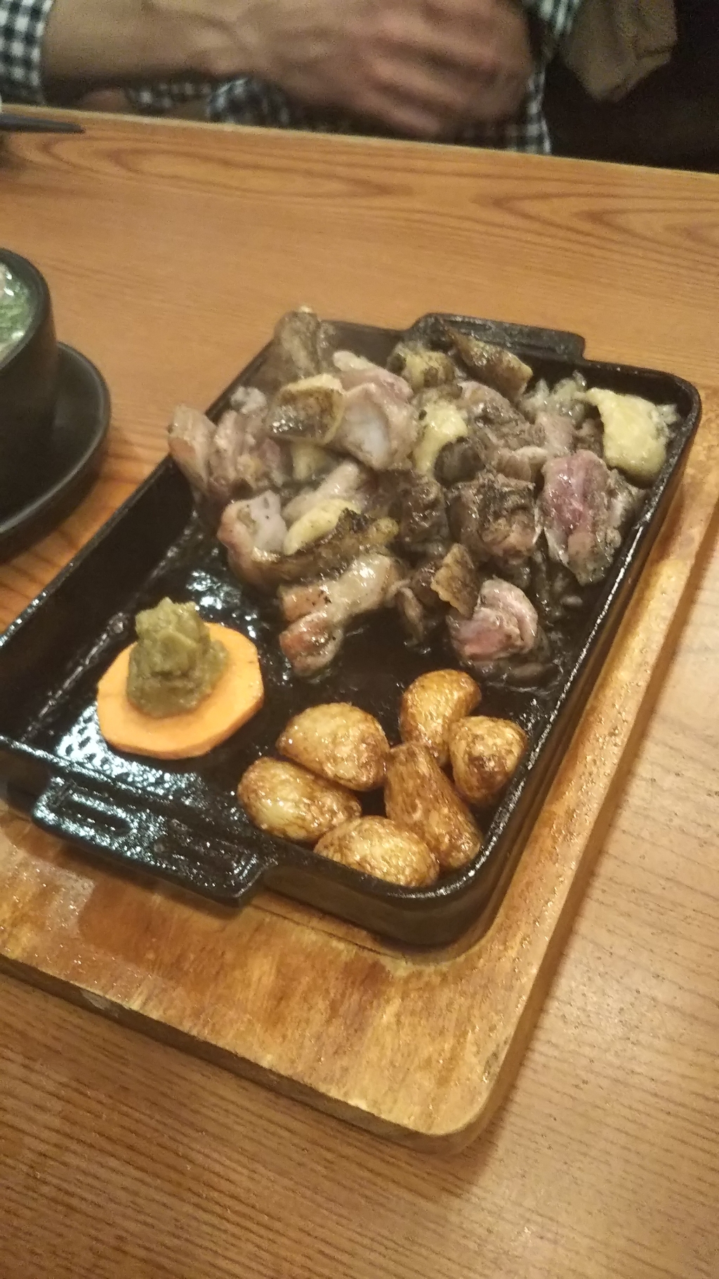 鳥番長 総本店(とりばんちょう) さんの 炭火で焼いた熱々ジューシーな焼き鳥を楽しもう！