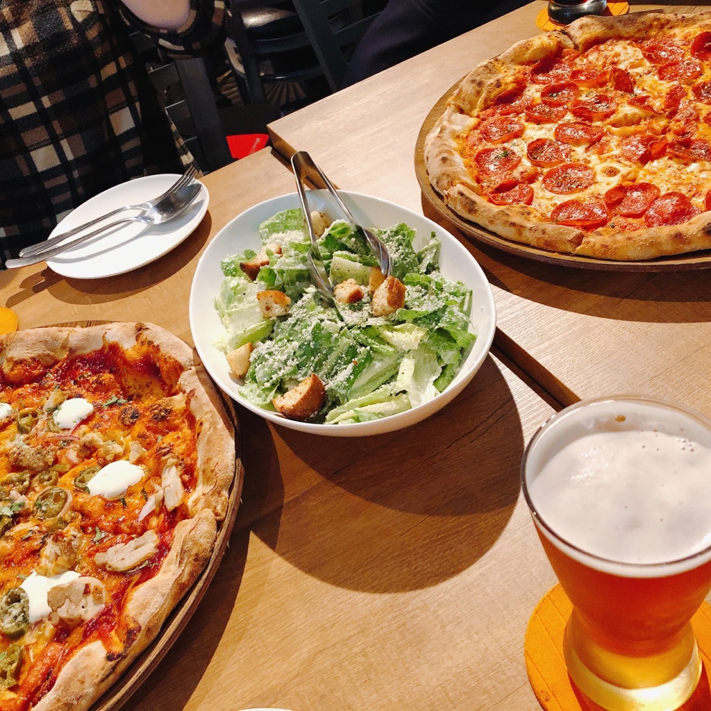 Two Dogs Taproom(トゥードッグスタップルーム) さんの 本格窯焼きピザが楽しめるビアバーで、プチ海外気分を味わおう