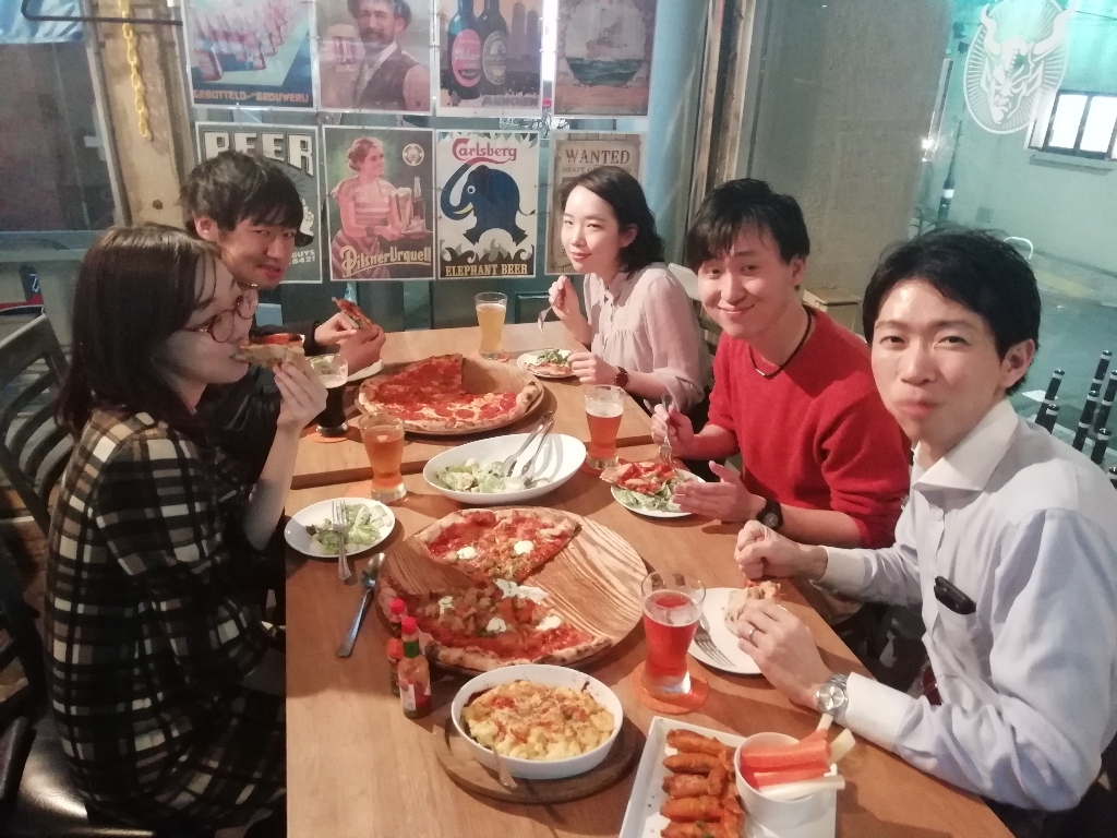 Two Dogs Taproom(トゥードッグスタップルーム) さんの 本格窯焼きピザが楽しめるビアバーで、プチ海外気分を味わおう