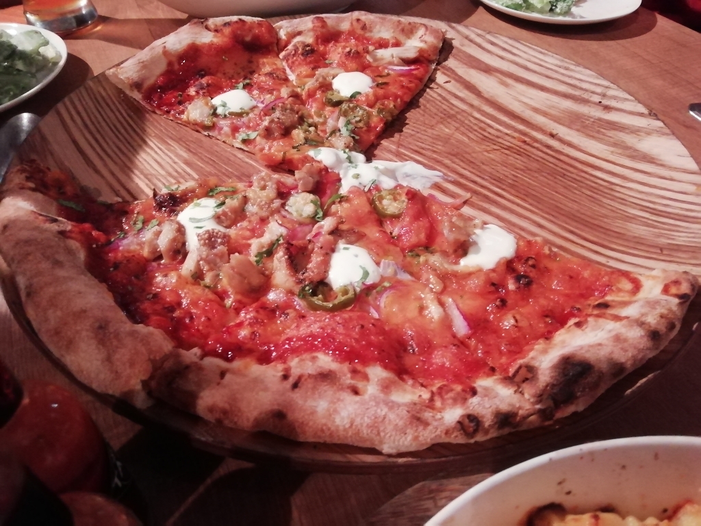 Two Dogs Taproom(トゥードッグスタップルーム) さんの 本格窯焼きピザが楽しめるビアバーで、プチ海外気分を味わおう