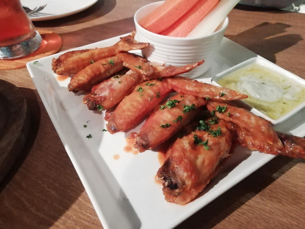 Two Dogs Taproom(トゥードッグスタップルーム) さんの 本格窯焼きピザが楽しめるビアバーで、プチ海外気分を味わおう