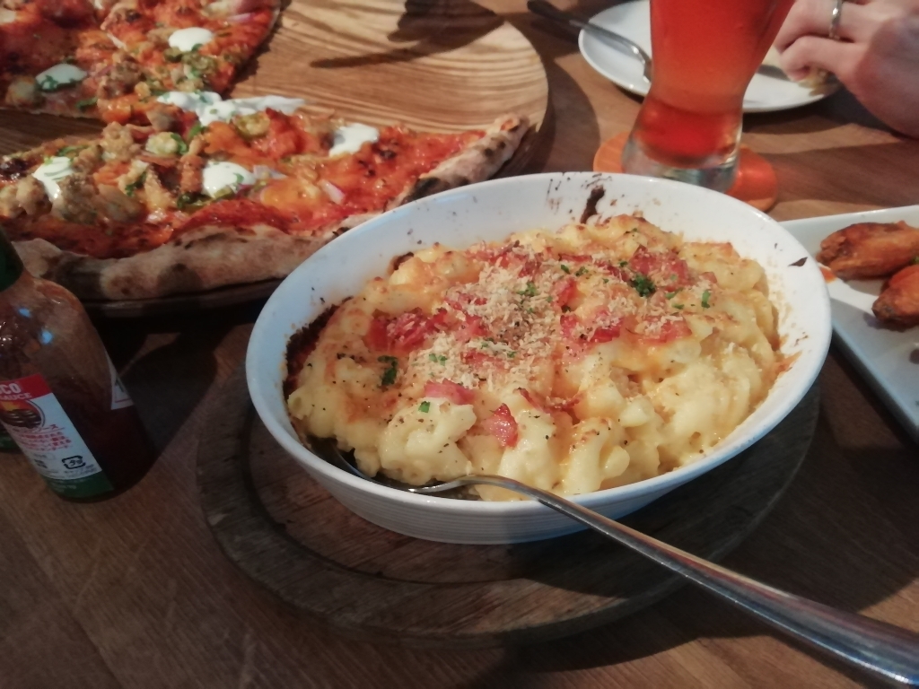 Two Dogs Taproom(トゥードッグスタップルーム) さんの 本格窯焼きピザが楽しめるビアバーで、プチ海外気分を味わおう