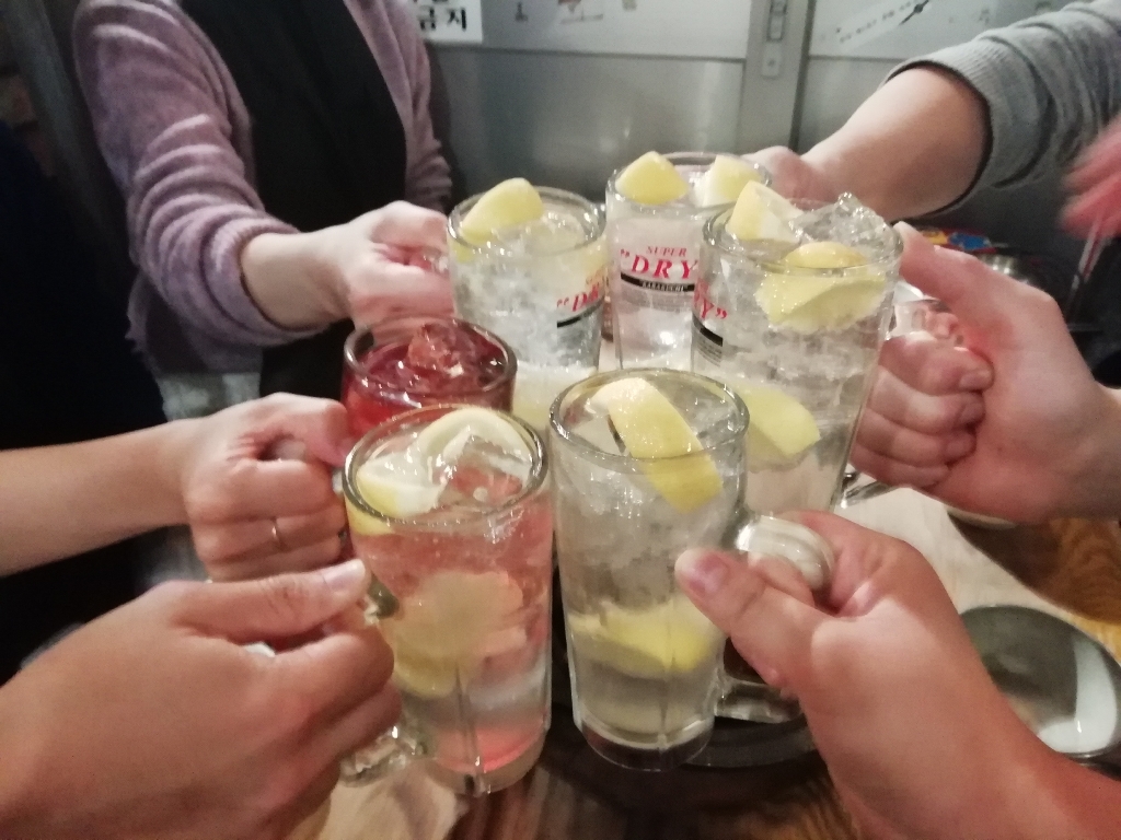 韓国屋台 豚大門市場(トンデムンシジャン) さんの 【サムギョプサル】韓国屋台のような活気溢れる店内で、サムギョプサルを楽しもう