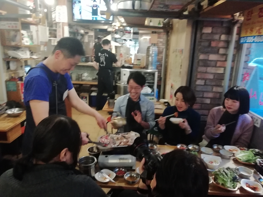 韓国屋台 豚大門市場(トンデムンシジャン) さんの 【サムギョプサル】韓国屋台のような活気溢れる店内で、サムギョプサルを楽しもう