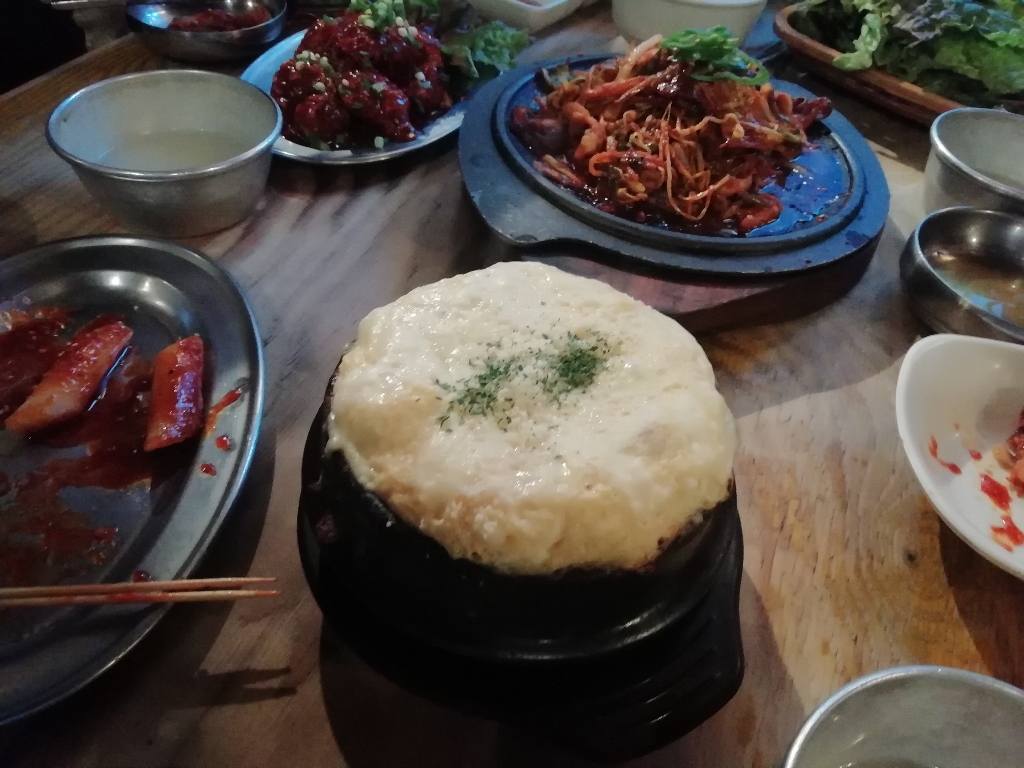 韓国屋台 豚大門市場(トンデムンシジャン) さんの 【サムギョプサル】韓国屋台のような活気溢れる店内で、サムギョプサルを楽しもう