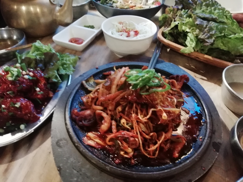 韓国屋台 豚大門市場(トンデムンシジャン) さんの 【サムギョプサル】韓国屋台のような活気溢れる店内で、サムギョプサルを楽しもう