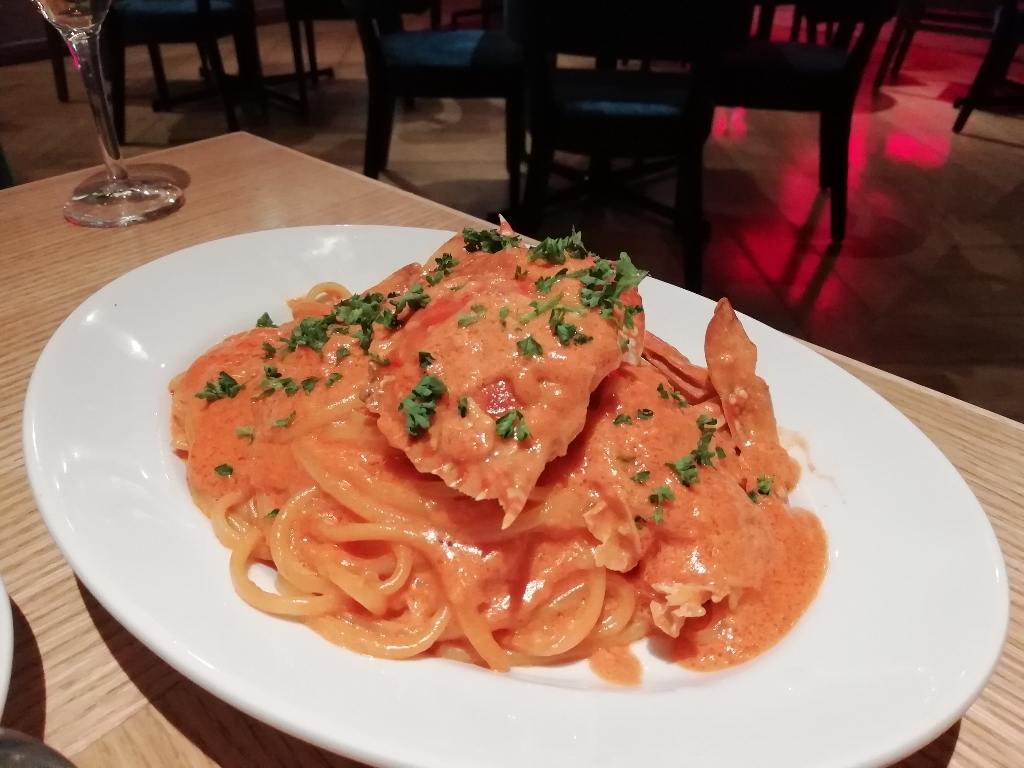 ESOLA  新宿店(エソラ) さんの 100種以上のワインビュッフェと新鮮なシーフードを使ったお料理のマリアージュを味わおう。