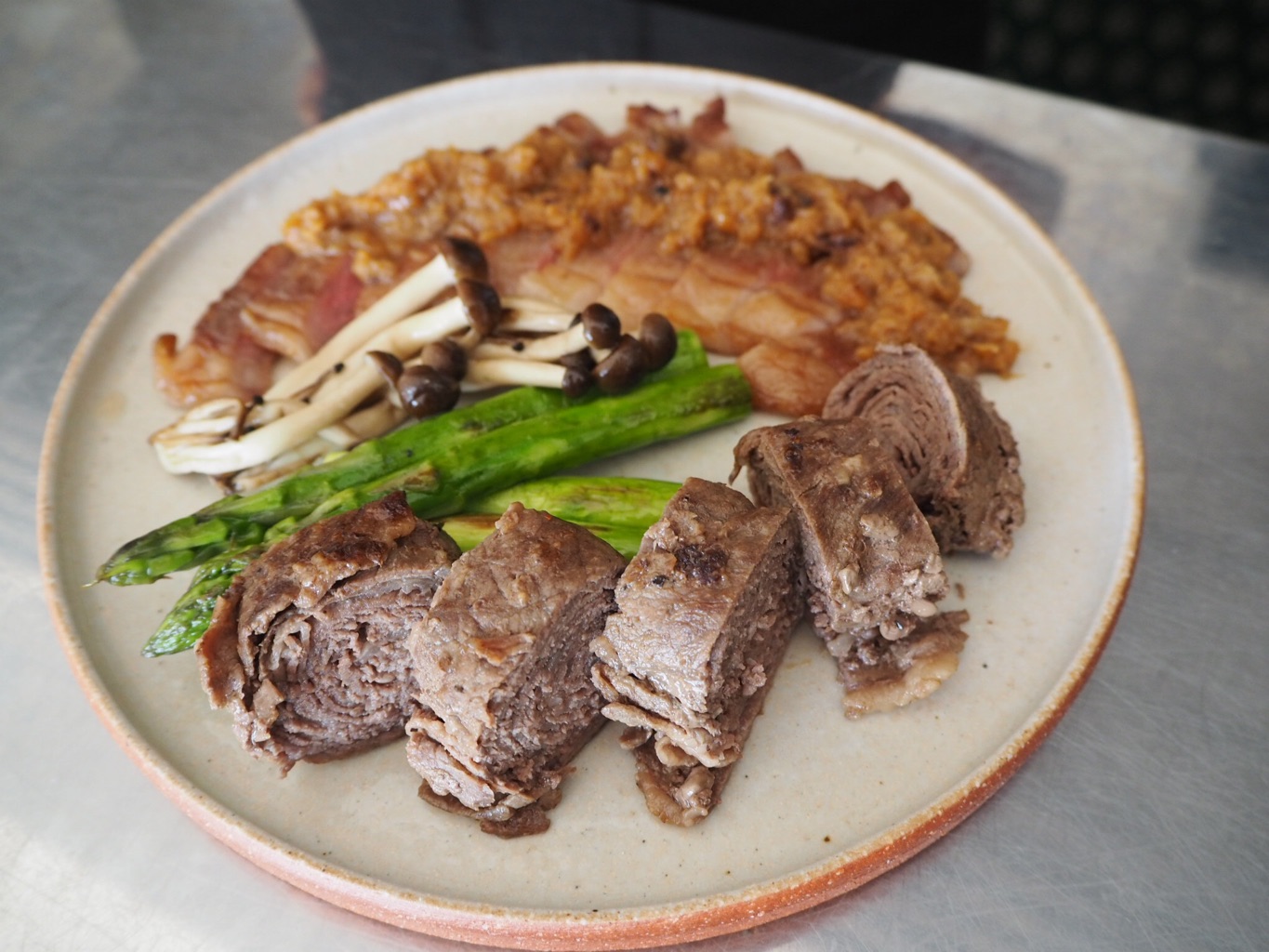 宮崎県都城市 さんの ＊受付終了【都城産宮崎牛が届く】ふるさと納税日本一！とろける宮崎牛の食べ比べと焼酎「黒霧島」を堪能して都城市の魅力に触れよう＜11/15(日)〆切＞