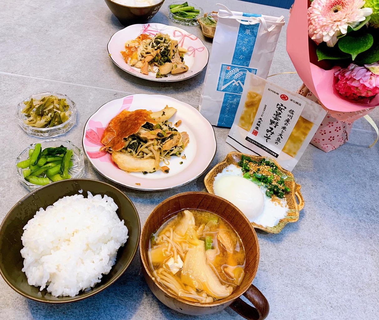 アンテナショップ「銀座NAGANO」 さんの 春の訪れを告げる “野沢菜の新芽”。きのこに信州味噌、温泉仕込みの野沢菜漬けで作る、長野流朝ごはん