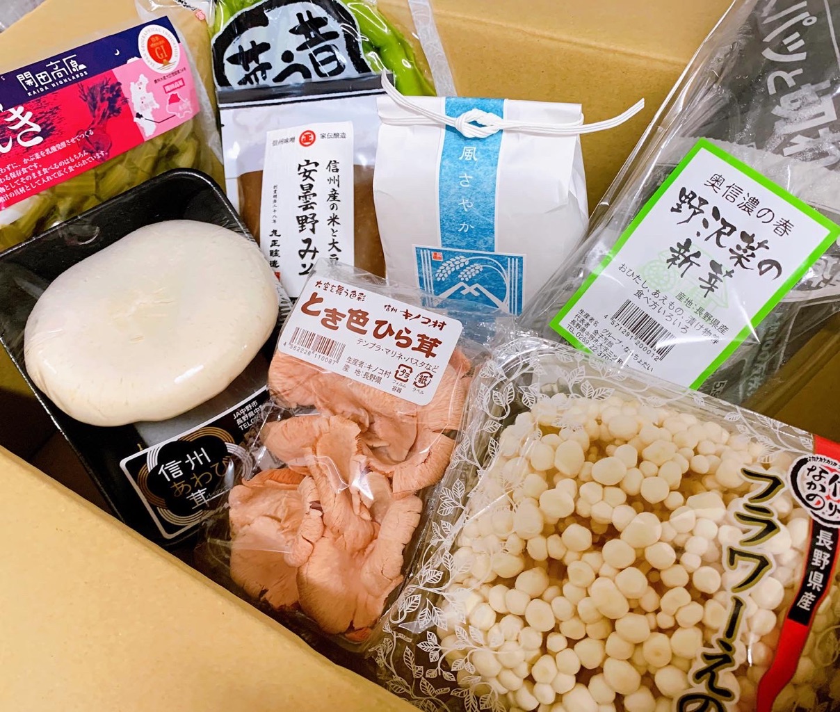 アンテナショップ「銀座NAGANO」 さんの 春の訪れを告げる “野沢菜の新芽”。きのこに信州味噌、温泉仕込みの野沢菜漬けで作る、長野流朝ごはん