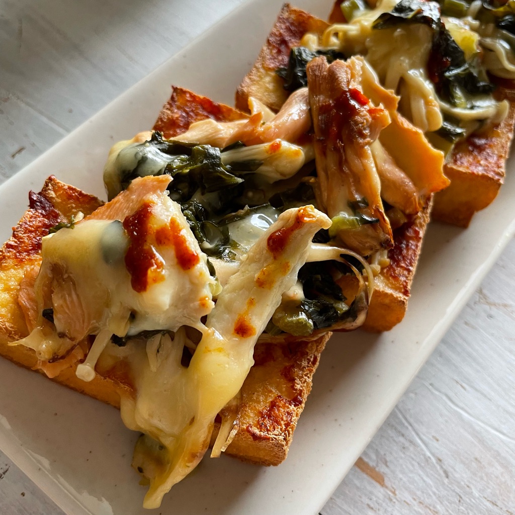 アンテナショップ「銀座NAGANO」 さんの 春の訪れを告げる “野沢菜の新芽”。きのこに信州味噌、温泉仕込みの野沢菜漬けで作る、長野流朝ごはん