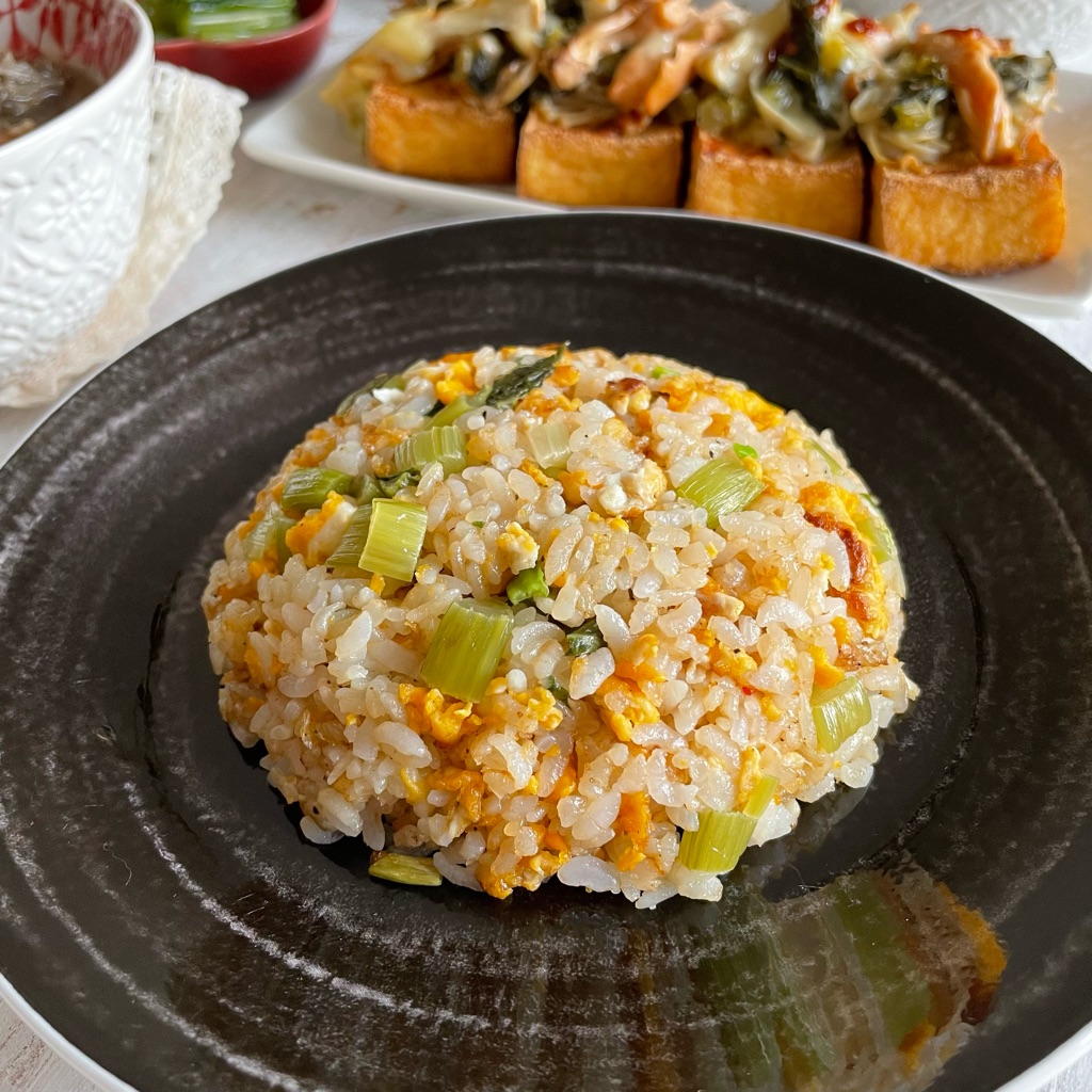 アンテナショップ「銀座NAGANO」 さんの 春の訪れを告げる “野沢菜の新芽”。きのこに信州味噌、温泉仕込みの野沢菜漬けで作る、長野流朝ごはん