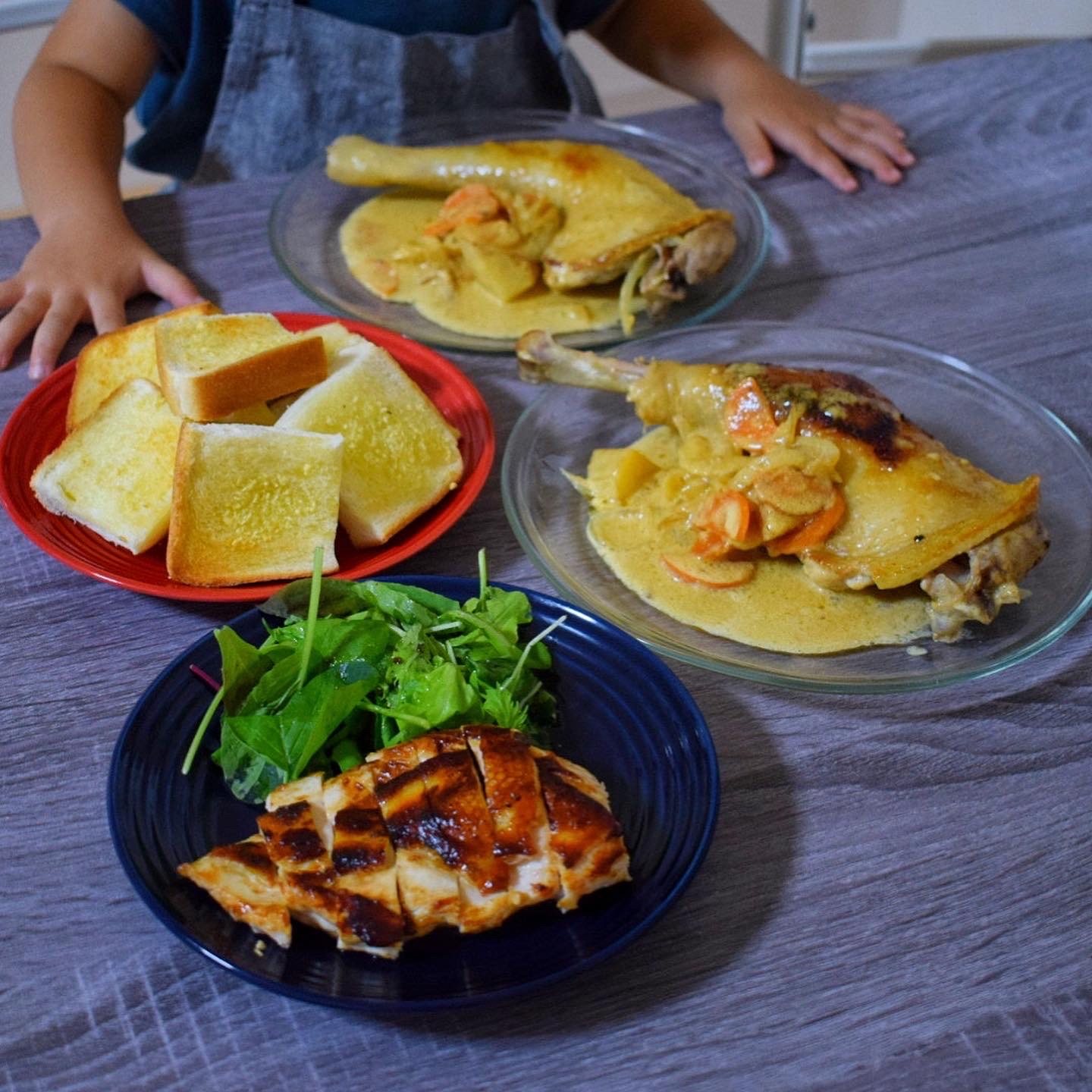 熊本県天草市 さんの 日本最大級の地鶏「天草大王」。骨付きもも肉のジューシーな旨みを味わい尽くす、フレンチシェフのごちそうレシピ