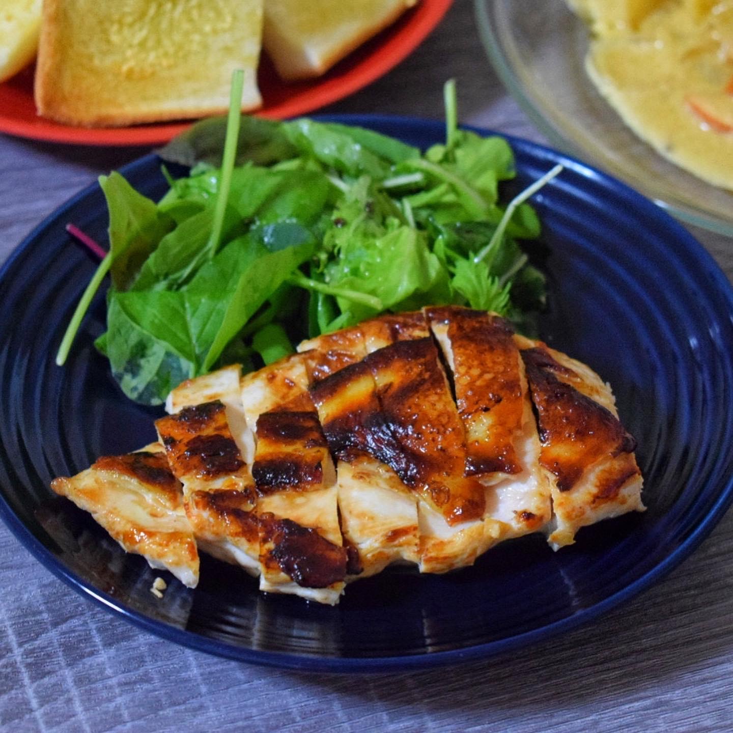 熊本県天草市 さんの 日本最大級の地鶏「天草大王」。骨付きもも肉のジューシーな旨みを味わい尽くす、フレンチシェフのごちそうレシピ