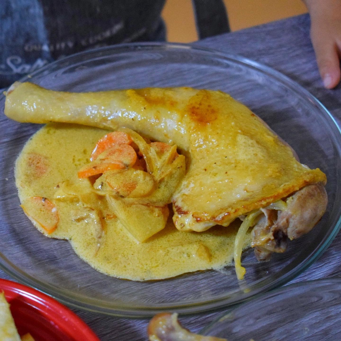 熊本県天草市 さんの 日本最大級の地鶏「天草大王」。骨付きもも肉のジューシーな旨みを味わい尽くす、フレンチシェフのごちそうレシピ